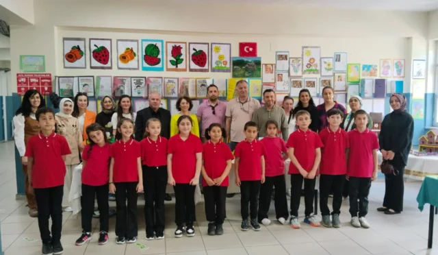 Artvin'de ilkokul öğrencilerinin hazırladığı 'Görsel Sanatlar, Bilim, Sanat, Kültürel Öğelerimiz ve Dilimizin Zenginlikleri' temalı sergi açıldı.
