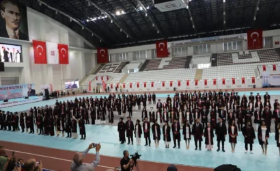 Fırat Üniversitesi Tıp Fakültesi 38. dönem mezuniyet töreni, kep atan doktorlar