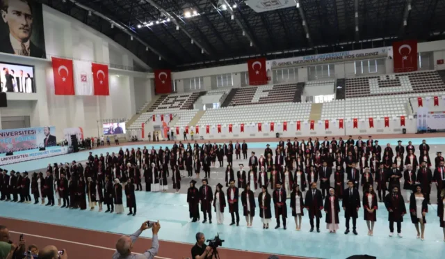 Fırat Üniversitesi Tıp Fakültesi 38. dönem mezuniyet töreni, kep atan doktorlar
