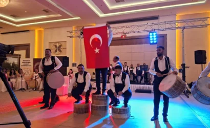 Kırşehir Abdalları tarafından A Milli Futbol Takımı için hazırlanan 'Al Bayrağım Göklerde' marşını temsil eden görsel.