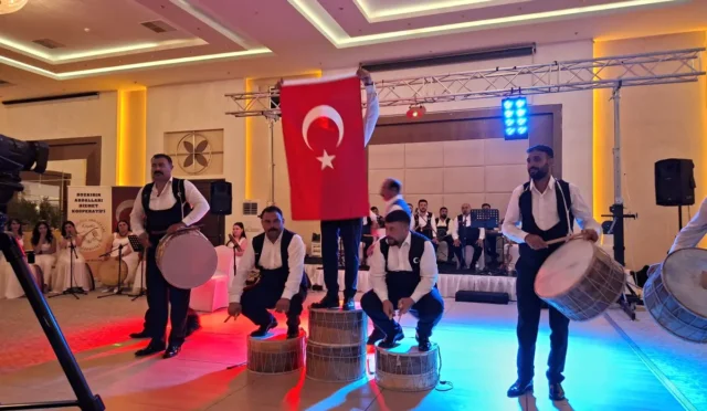 Kırşehir Abdalları tarafından A Milli Futbol Takımı için hazırlanan 'Al Bayrağım Göklerde' marşını temsil eden görsel.
