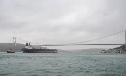 İstanbul Boğazı'nda transit gemi trafiği, saldırıya uğrayan bir tankerin geçişi nedeniyle geçici olarak durduruldu.