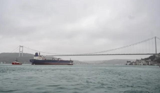 İstanbul Boğazı'nda transit gemi trafiği, saldırıya uğrayan bir tankerin geçişi nedeniyle geçici olarak durduruldu.