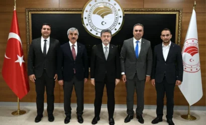 Milletvekili Ahmet Salih Dal, Tarım ve Orman Bakanı İbrahim Yumaklı'ya Kilis Zeytin Festivali davetiyesini sunuyor.