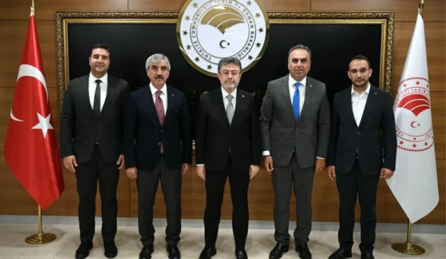 Milletvekili Ahmet Salih Dal, Tarım ve Orman Bakanı İbrahim Yumaklı'ya Kilis Zeytin Festivali davetiyesini sunuyor.