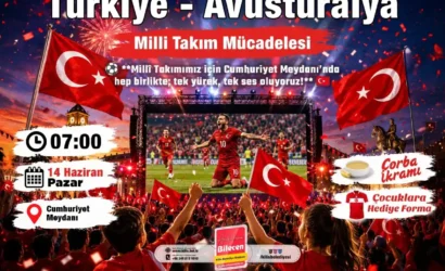 Kilis Belediyesi'nin Cumhuriyet Meydanı'nda kurduğu dev ekranda milli takım maçı izleyen vatandaşlar