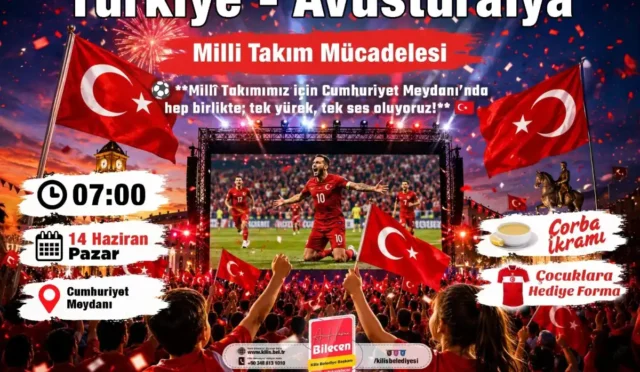 Kilis Belediyesi'nin Cumhuriyet Meydanı'nda kurduğu dev ekranda milli takım maçı izleyen vatandaşlar