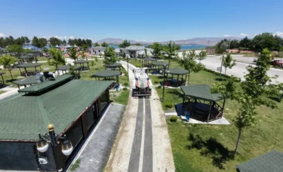 Battalgazi Belediyesi Kırkgöz Sahil Parkı'nda temizlik çalışması yaparken