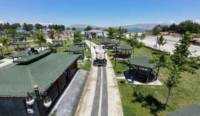 Battalgazi Belediyesi Kırkgöz Sahil Parkı'nda temizlik çalışması yaparken