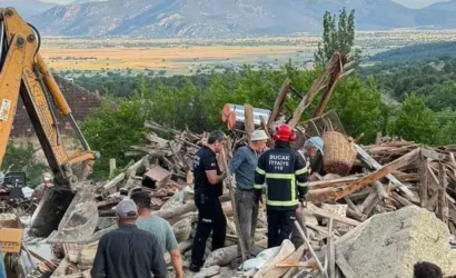 Burdur'da çöken kerpiç evden kurtarılan hayvan