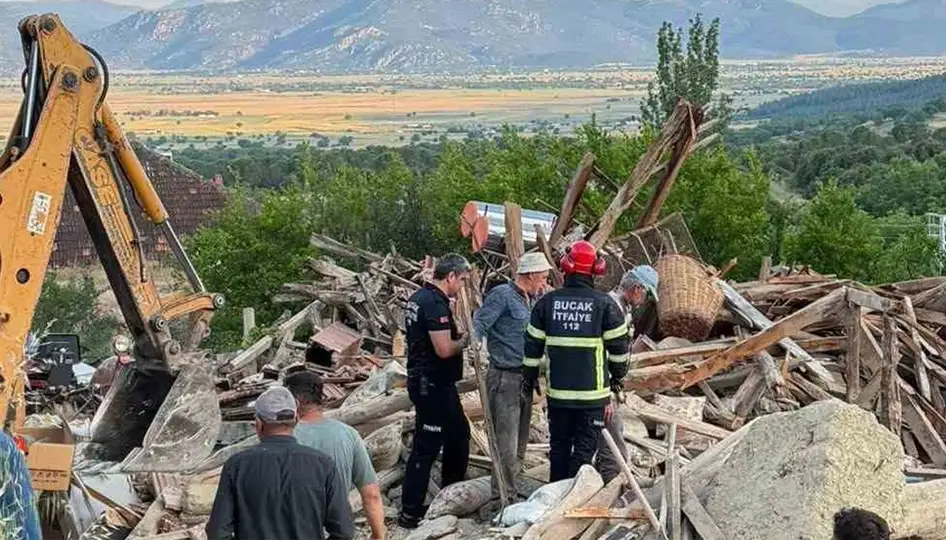 Burdur’da Kerpiç Ev Çöktü: İki Kişi Hafif Yaralandı, Hayvan Kurtarıldı