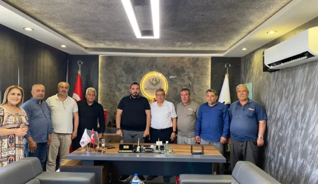 Emeklilerin Sesi Derneği üyeleri Kilis'te bir kurumu ziyaret ederken