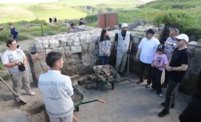 Vali Polat ve Milletvekili Çalkın, UNESCO Dünya Mirası Ani Örenyeri'ndeki kazı ve restorasyon çalışmalarını inceliyor.