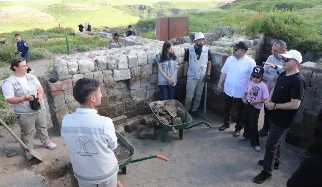 Vali Polat ve Milletvekili Çalkın, UNESCO Dünya Mirası Ani Örenyeri'ndeki kazı ve restorasyon çalışmalarını inceliyor.