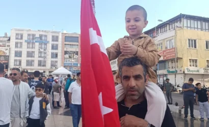 Kilis Cumhuriyet Meydanı'nda A Milli Futbol Takımı maçı için toplanan coşkulu kalabalık