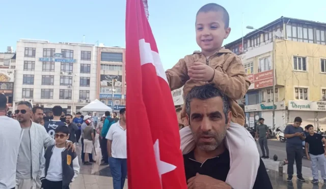 Kilis Cumhuriyet Meydanı'nda A Milli Futbol Takımı maçı için toplanan coşkulu kalabalık
