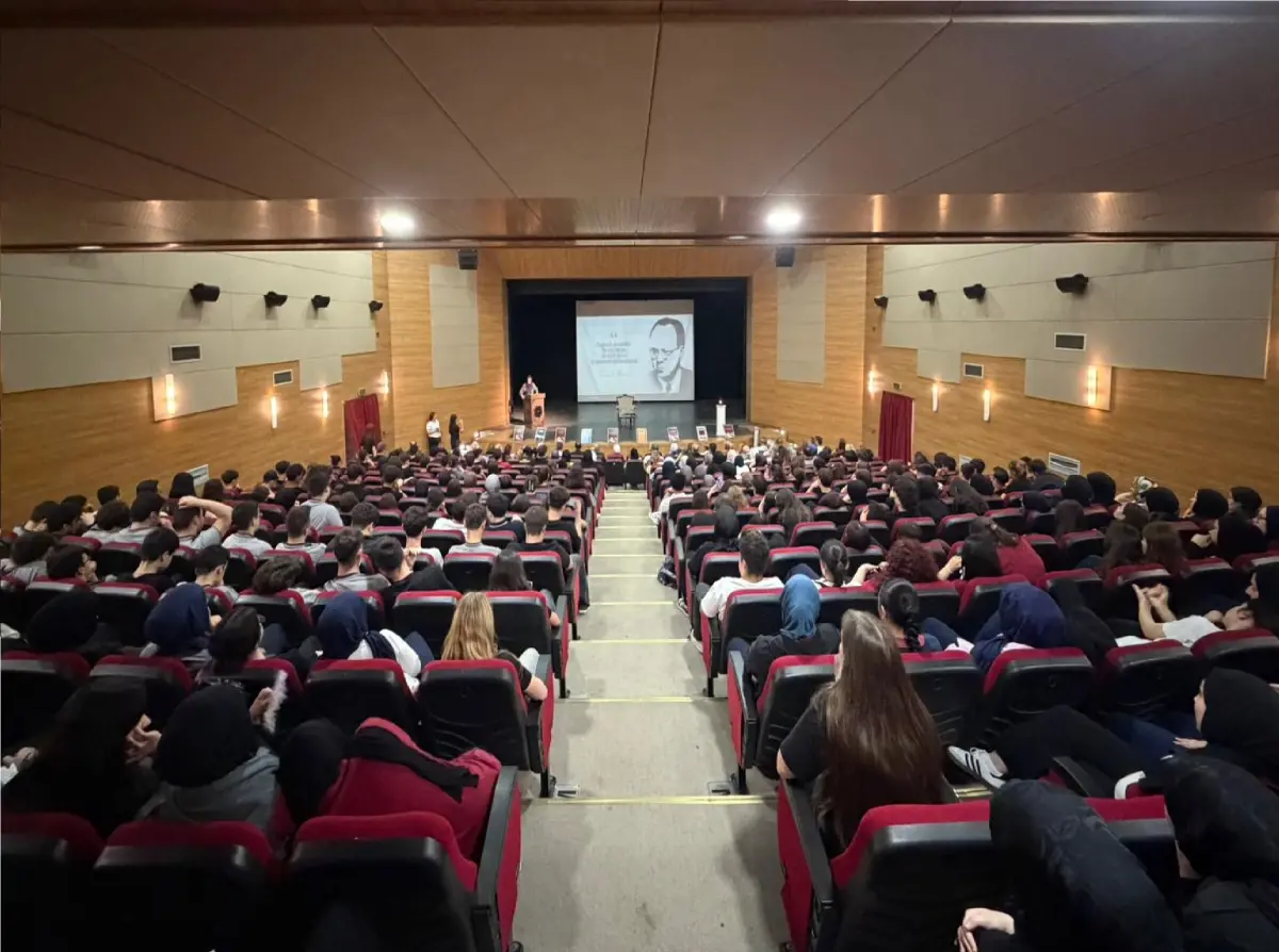Prof. Dr. Ümit Meriç’ten Cemil Meriç Mirası: Düzce’de Öğrencilere ve Öğretmenlere İlham Veren Buluşma