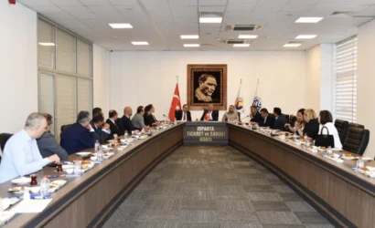 Isparta Ticaret ve Sanayi Odası Başkanı Metin Çelik'in banka temsilcileriyle finansman konularını görüştüğü toplantıdan bir kare