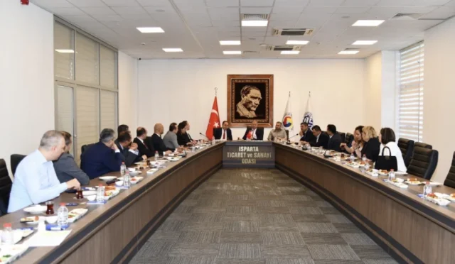 Isparta Ticaret ve Sanayi Odası Başkanı Metin Çelik'in banka temsilcileriyle finansman konularını görüştüğü toplantıdan bir kare