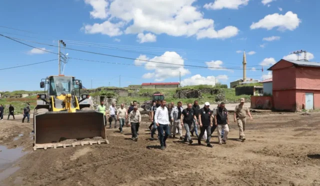 Vali Ziya Polat, selden etkilenen Mezra Köyü'nde incelemelerde bulunuyor.