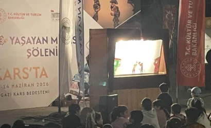 Kars Yaşayan Miras Şöleni'nde Karagöz gösterisini izleyen kalabalık