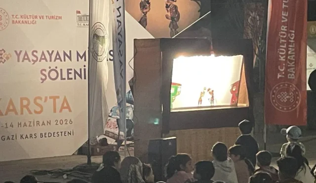 Kars Yaşayan Miras Şöleni'nde Karagöz gösterisini izleyen kalabalık