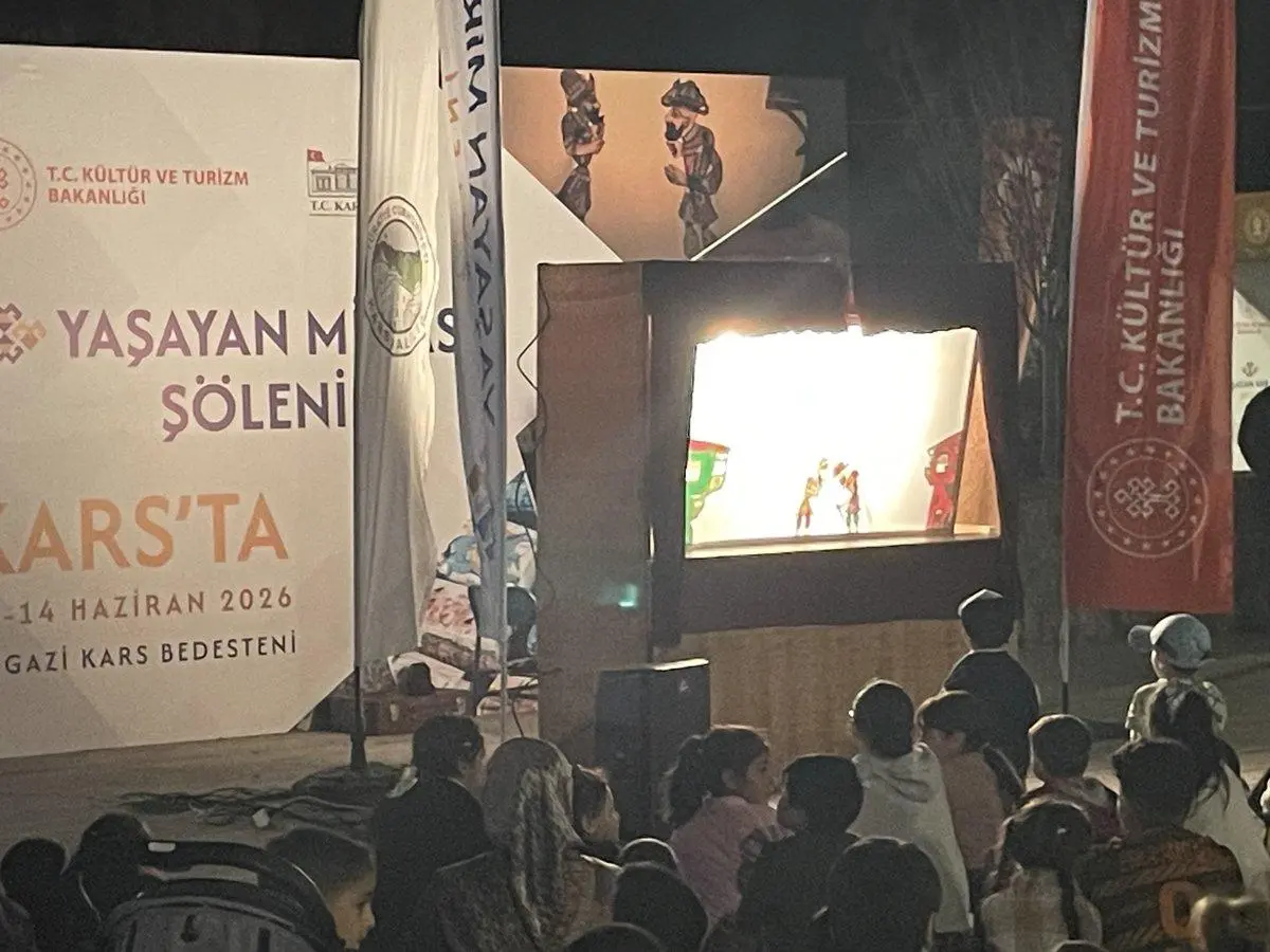 Kars Yaşayan Miras Şöleni’nde Karagöz Gösterisi Büyüledi: Geleneksel Gölge Oyunu Büyük İlgi Gördü