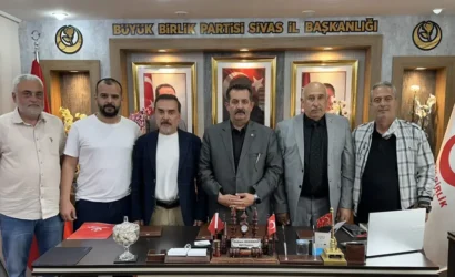 Sivas Gazeteciler Cemiyeti'nin yeni başkanı Kemal Doğan ve önceki başkan Hakan Sezerer'i temsil eden görsel