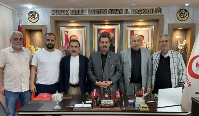 Sivas Gazeteciler Cemiyeti'nin yeni başkanı Kemal Doğan ve önceki başkan Hakan Sezerer'i temsil eden görsel