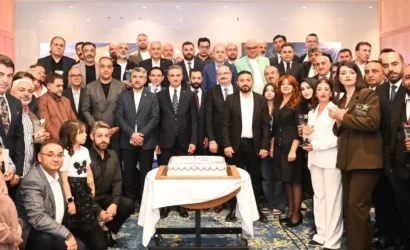 Erzurum Gazeteciler Cemiyeti ödül töreninde gazeteciler ödüllerini alıyor