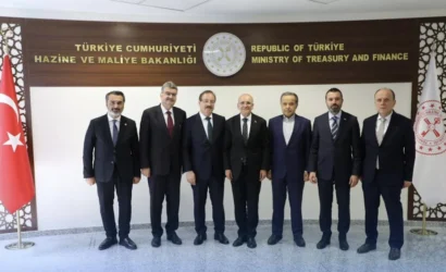 Hazine ve Maliye Bakanı Mehmet Şimşek ve AK Parti Kırıkkale Milletvekili Mustafa Kaplan'ın istişare toplantısındaki görselleri.