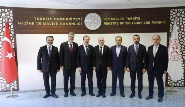 Hazine ve Maliye Bakanı Mehmet Şimşek ve AK Parti Kırıkkale Milletvekili Mustafa Kaplan'ın istişare toplantısındaki görselleri.