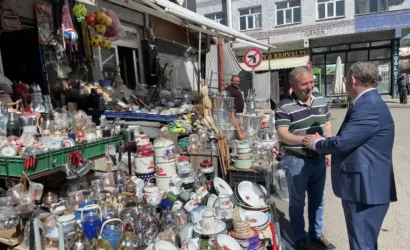 Kars Valisi Ziya Polat esnaf ziyareti sırasında vatandaşlarla sohbet ediyor.