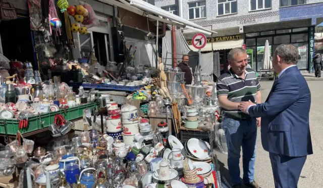 Kars Valisi Ziya Polat esnaf ziyareti sırasında vatandaşlarla sohbet ediyor.