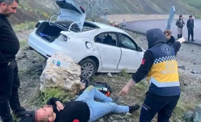 Erzurum'da meydana gelen trafik kazasında istinat duvarına çarpan otomobilde 4 kişi yaralandı.
