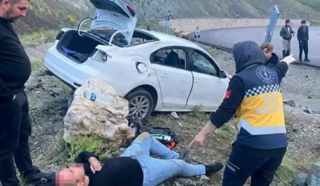 Erzurum'da meydana gelen trafik kazasında istinat duvarına çarpan otomobilde 4 kişi yaralandı.