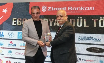 Cemil Sarıtaş, Erzurum'da Yılın En İyi TV Programcısı Ödülü'nü alırken