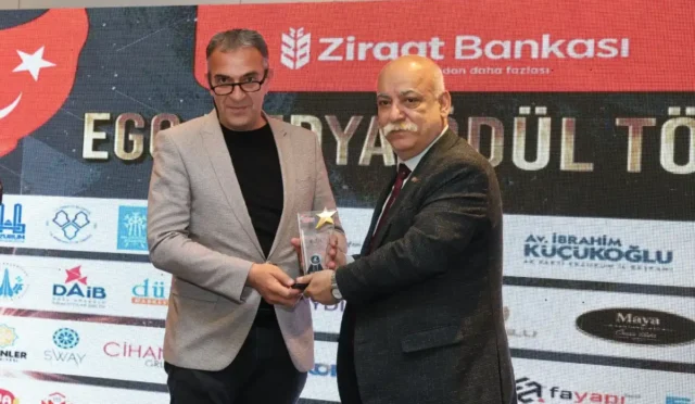 Cemil Sarıtaş, Erzurum'da Yılın En İyi TV Programcısı Ödülü'nü alırken