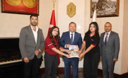 Kars Valisi Ziya Polat, okul dergisi hazırlayan genç öğrencilerle bir araya geldi.