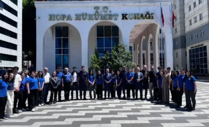 Hopa Kaymakamı Abdullah Arslantürk, Atatürk Anadolu Lisesi öğrenci korosunu ziyaret ederek öğrencilere başarılar diledi.