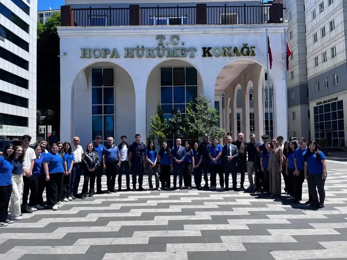 Hopa Kaymakamı Arslantürk’ten Başarılı Öğrenci Korosuna Ziyaret ve Teşekkür
