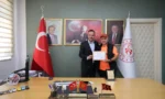 Antrenör Ahmet Külünk'e Artvin Gençlik ve Spor İl Müdürü Hasan Kara tarafından teşekkür belgesi veriliyor.