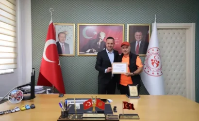 Antrenör Ahmet Külünk'e Artvin Gençlik ve Spor İl Müdürü Hasan Kara tarafından teşekkür belgesi veriliyor.