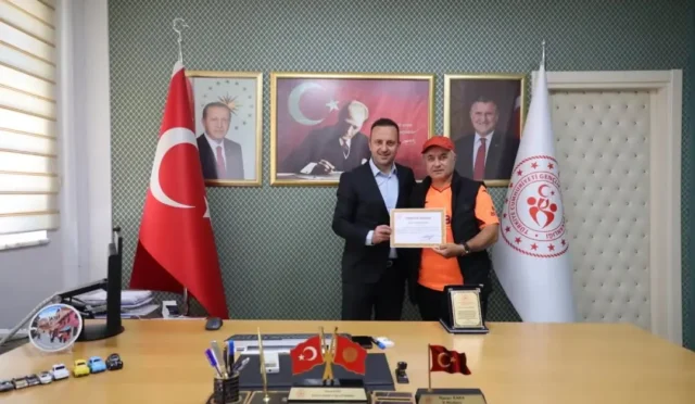 Antrenör Ahmet Külünk'e Artvin Gençlik ve Spor İl Müdürü Hasan Kara tarafından teşekkür belgesi veriliyor.