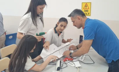Beypazarı Fatih Mesleki ve Teknik Anadolu Lisesi'nde düzenlenen İHA Festivali'nde öğrenciler insansız hava araçlarını inceliyor.