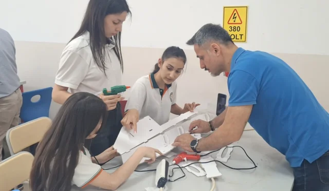 Beypazarı Fatih Mesleki ve Teknik Anadolu Lisesi'nde düzenlenen İHA Festivali'nde öğrenciler insansız hava araçlarını inceliyor.