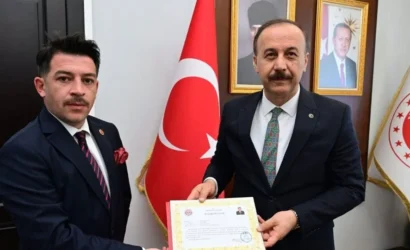 Isparta Valisi Abdullah Erin, başarılı kaymakamlara başarı belgesi takdim ediyor.