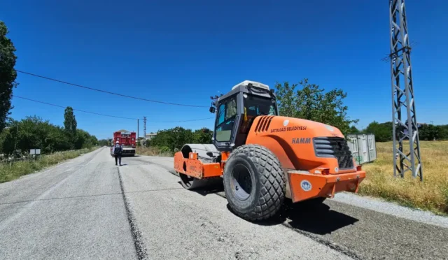 Battalgazi Belediyesi'nin yaz sezonunda devam eden asfalt yenileme çalışmaları