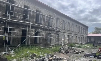 Susuz Hükümet Konağı'nın restorasyon çalışmaları devam ederken çekilmiş genel görünüm fotoğrafı