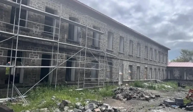 Susuz Hükümet Konağı'nın restorasyon çalışmaları devam ederken çekilmiş genel görünüm fotoğrafı
